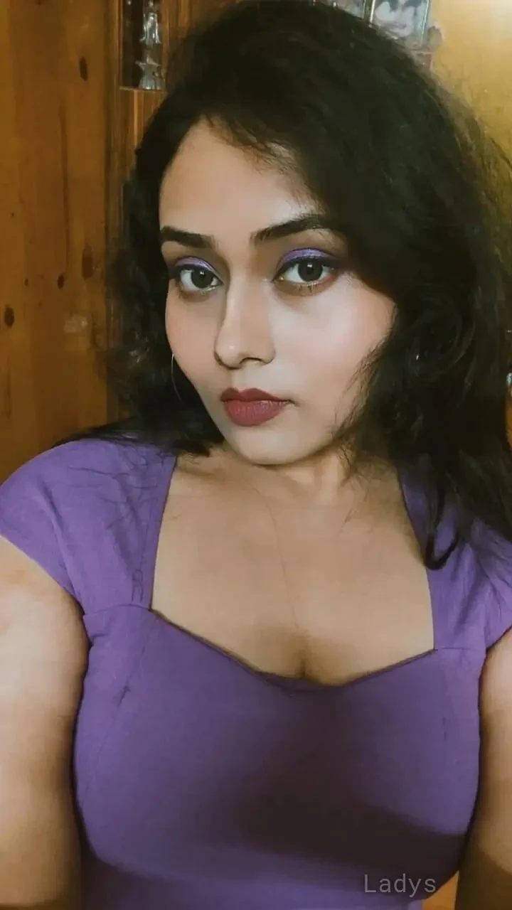 Trust Riya our escort lady in Aligarh who makes you happy by erotic services